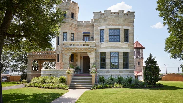 Постер Fixer Upper: The Castle