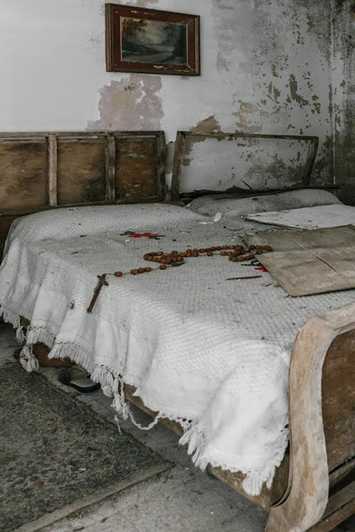 Никто больше не хочет здесь жить: заброшенный дом, ставший тюрьмой для своего владельца (nikto-bolshe-ne-hochet-zdes-zhit-zabroshennyj-dom-stavshij-tjurmoj-dlja-svoego-vladeltsa) Досуг, хобби