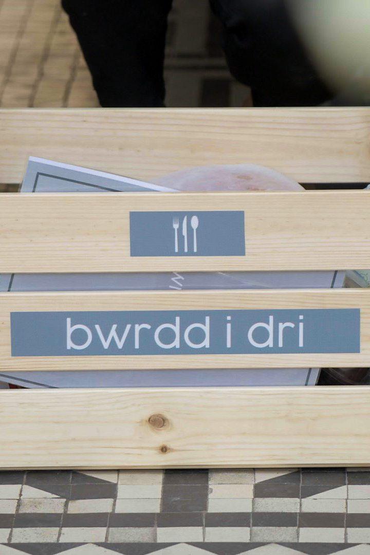 Bwrdd i Dri (bwrdd-i-dri) ТВ-шоу