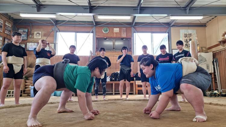 Постер Heavyweight: Japan's Female Sumo Wrestlers