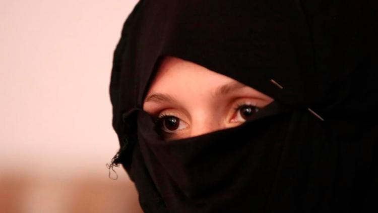 Постер Les femmes de Daesh