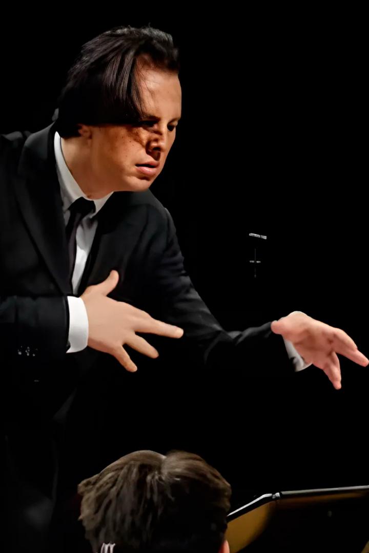 Teodor Currentzis dirigiert Schostakowitsch und Nikodijevic (teodor-currentzis-dirigiert-schostakowitsch-und-nikodijevic) Музыка