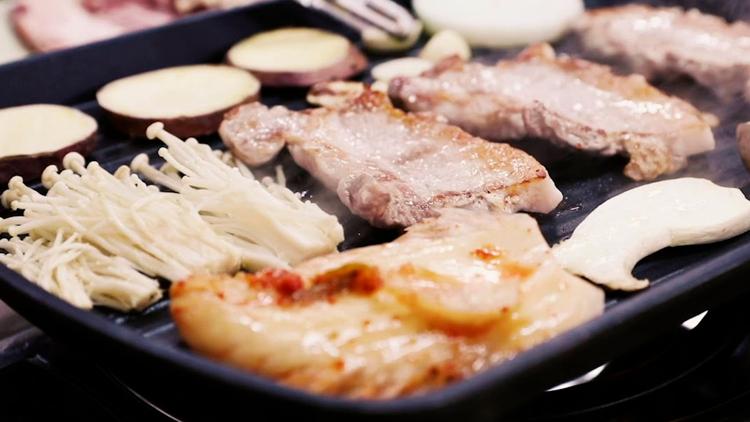 Постер Trying samgyeopsal at Seomun Market Samgyepsal Street