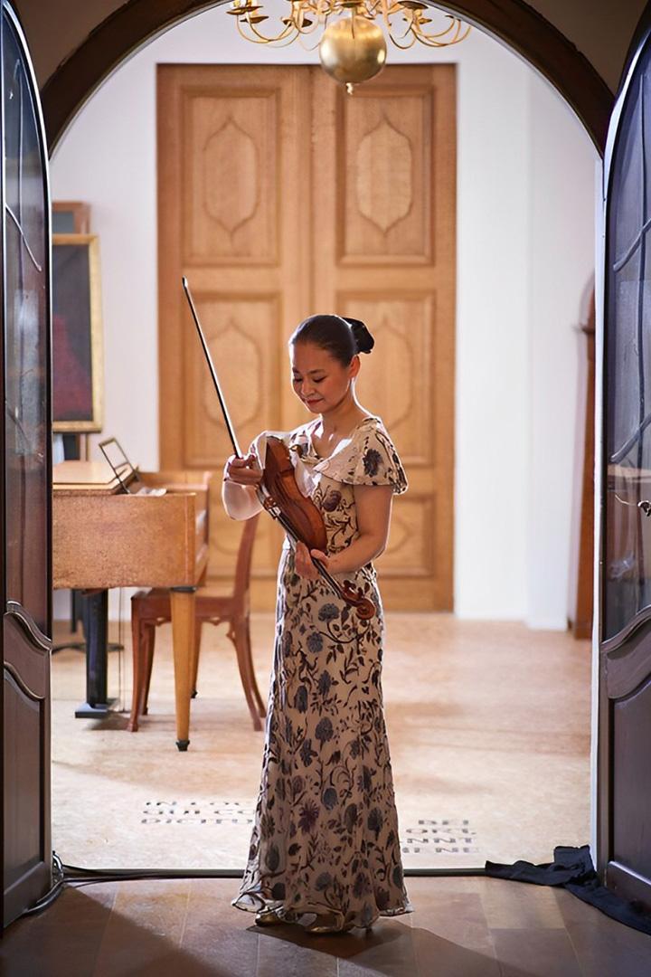 Midori spielt Bach im Köthener Schloss Johann Sebastian Bach: Sonate III in C-Dur und Partita II in d-Moll (midori-spielt-bach-im-kthener-schloss-johann-sebastian-bach-sonate-iii-in-c-dur-und-partita-ii-in-d-moll) Музыка