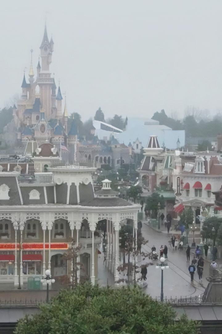 Un hôtel féerique au coeur du plus grand parc d'attraction d'Europe (un-htel-ferique-au-coeur-du-plus-grand-parc-dattraction-deurope) Документальный фильм