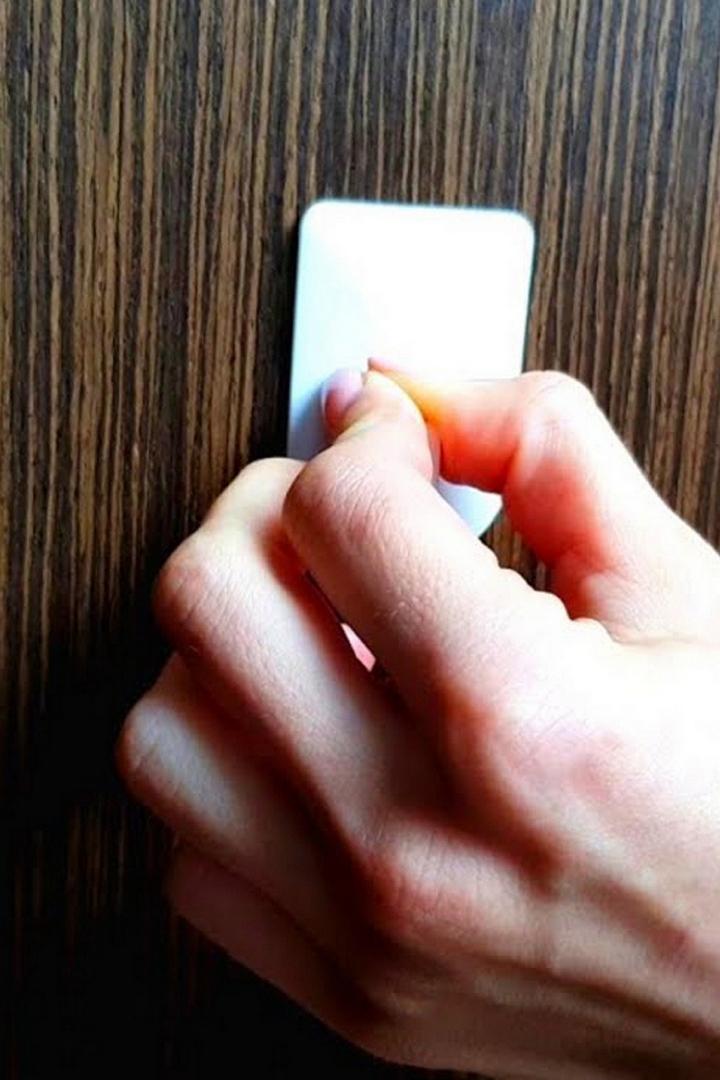6 правил, чтобы не отвалились самоклеящиеся крючки (6-pravil-chtoby-ne-otvalilis-samoklejaschiesja-krjuchki) Досуг, хобби