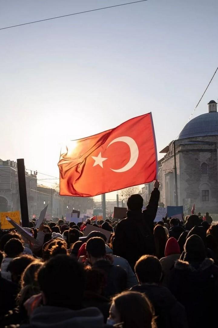 En Turquie, une vague de protestation (en-turquie-une-vague-de-protestation) Документальный фильм