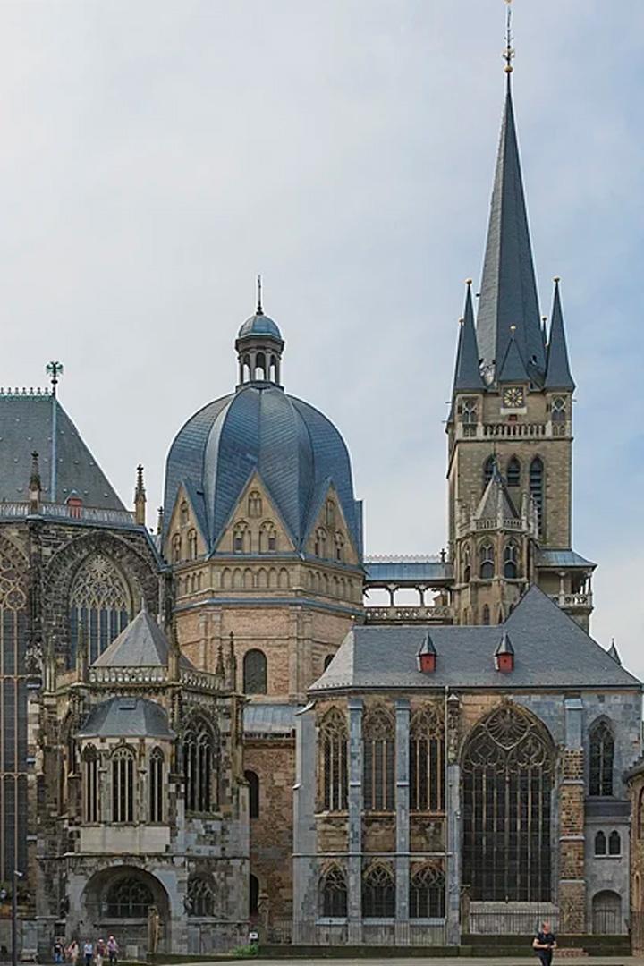 Aachener Dom Unesco-Welterbe und steingewordene Geschichte (aachener-dom-unesco-welterbe-und-steingewordene-geschichte) Документальный фильм