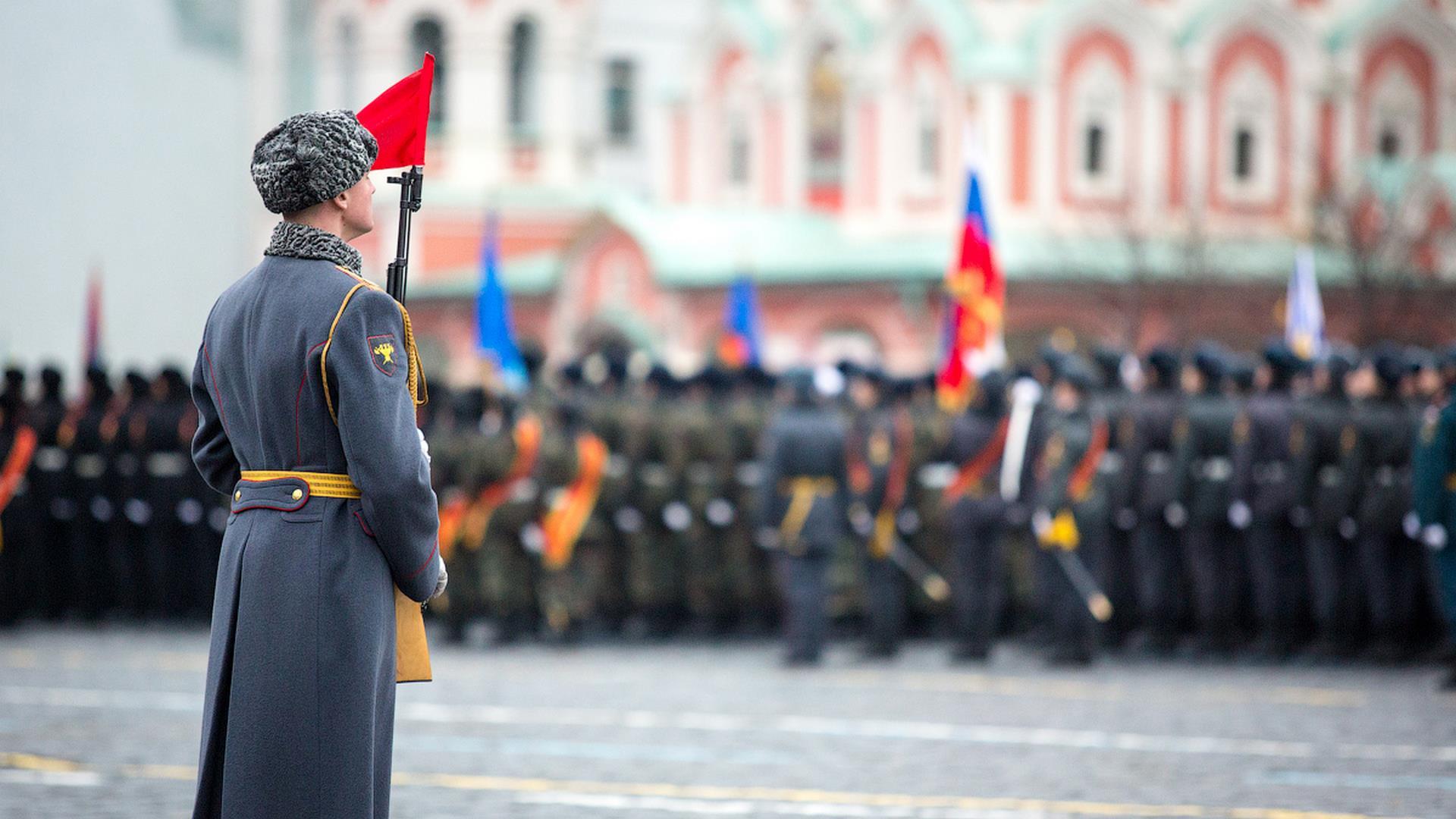 Москва. Красная площадь. Торжественный марш, посвященный 76-й годовщине парада 7 ноября 1941 года (moskva-krasnaja-ploschad-torzhestvennyj-marsh-posvjaschennyj-76-j-godovschine-parada-7-nojabrja-1941-goda) Досуг, хобби