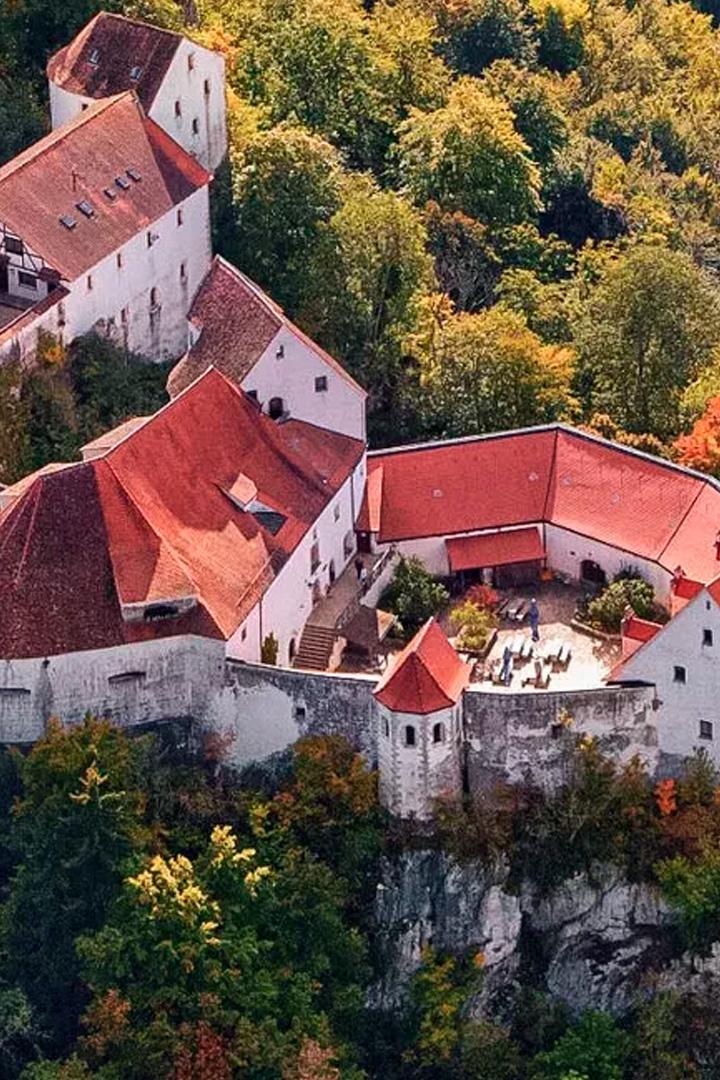 Jugendherberge Wildenstein – zwischen Burgschenke und Stockbetten (jugendherberge-wildenstein-zwischen-burgschenke-und-stockbetten) Документальный фильм