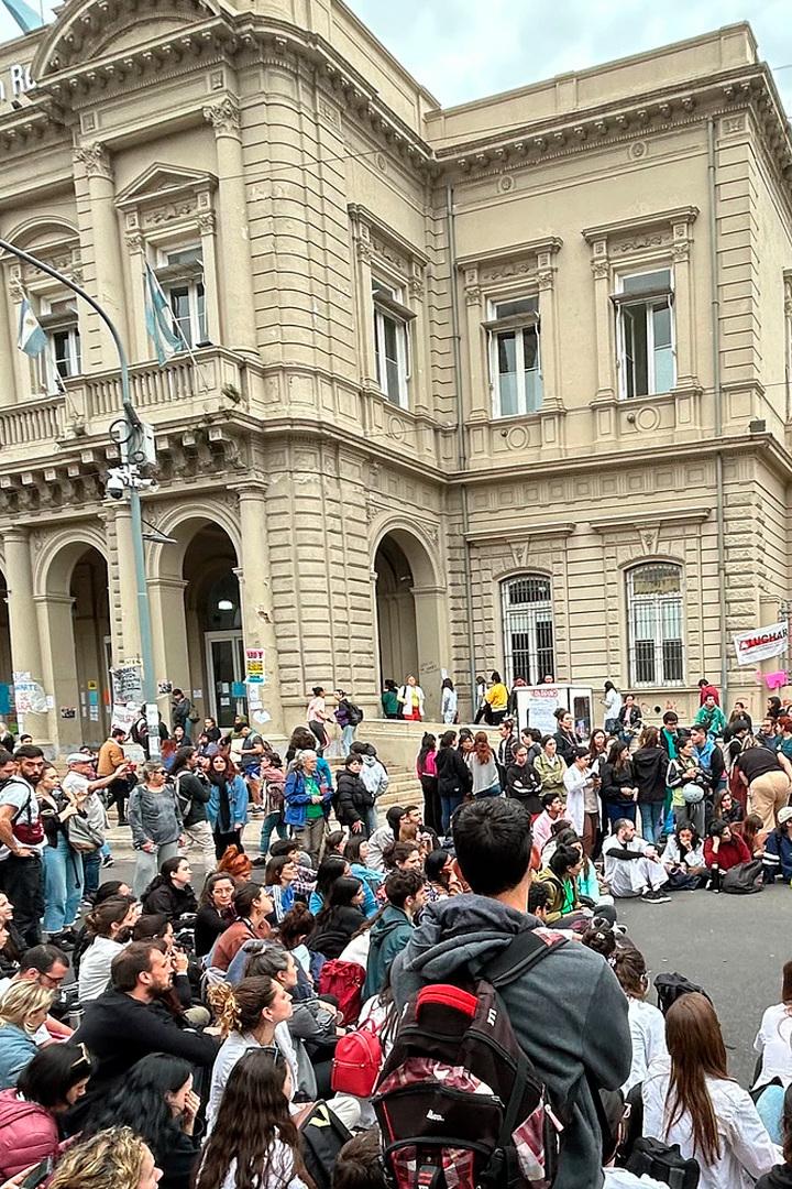 Argentinien im Teufelskreis – Bringt Milei die Wende? (argentinien-im-teufelskreis-bringt-milei-die-wende) Документальный фильм