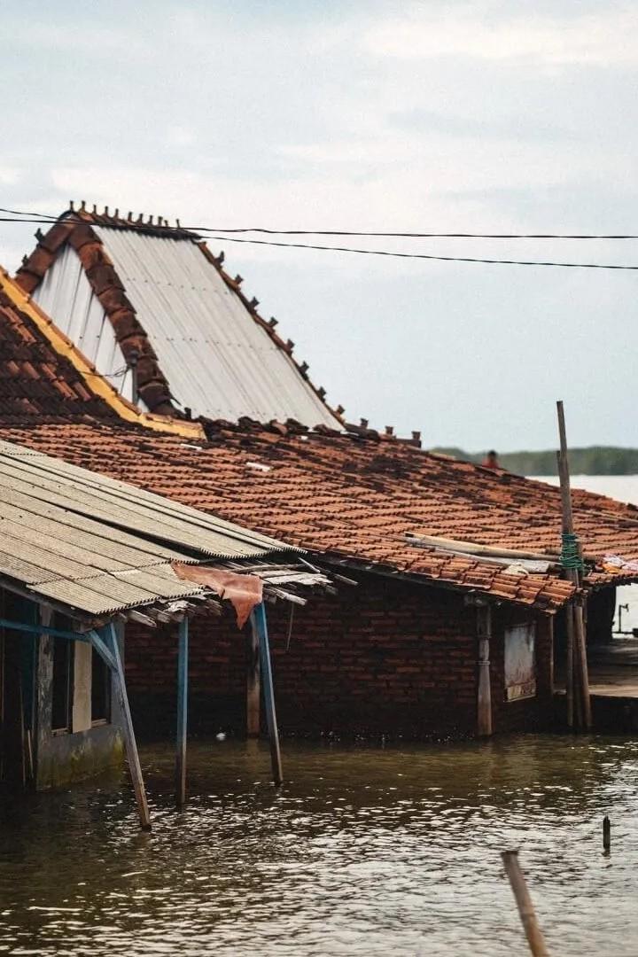 Indonésie, un village sous les eaux (indonsie-un-village-sous-les-eaux) Документальный фильм