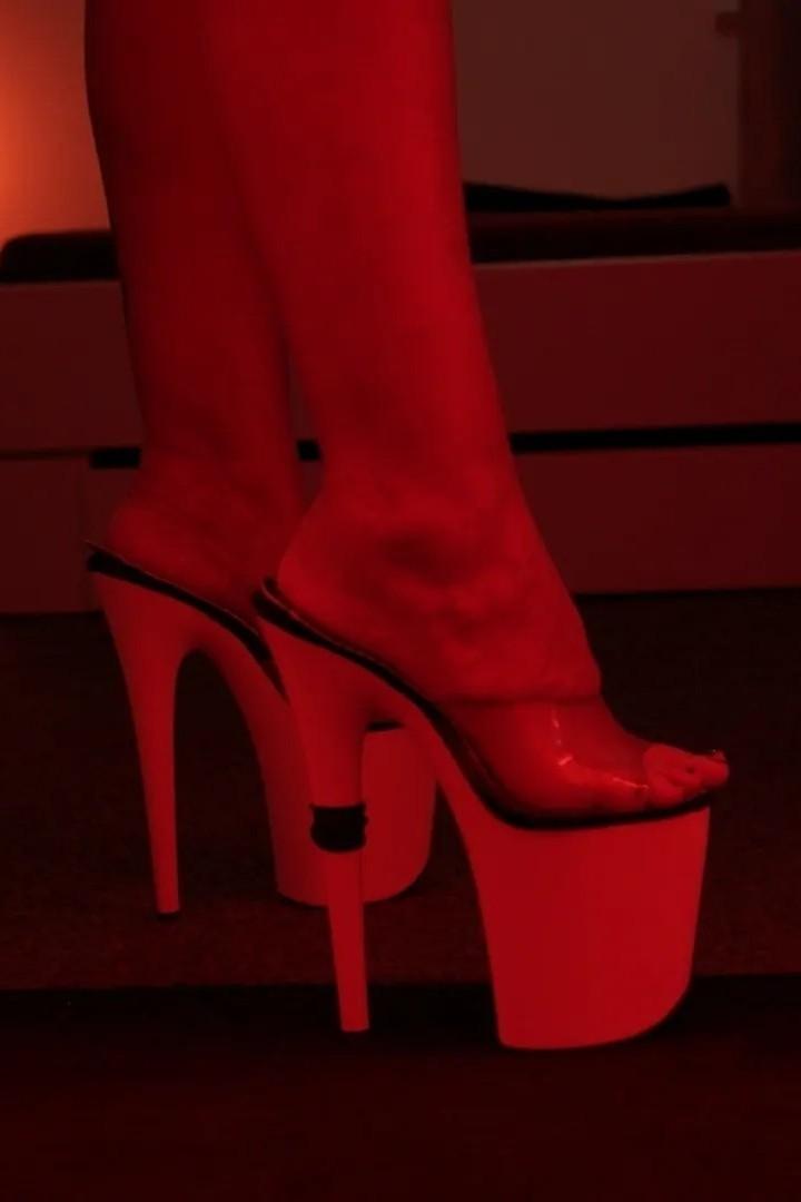 Latinas : leur cauchemar européen (latinas-leur-cauchemar-europen) Документальный фильм