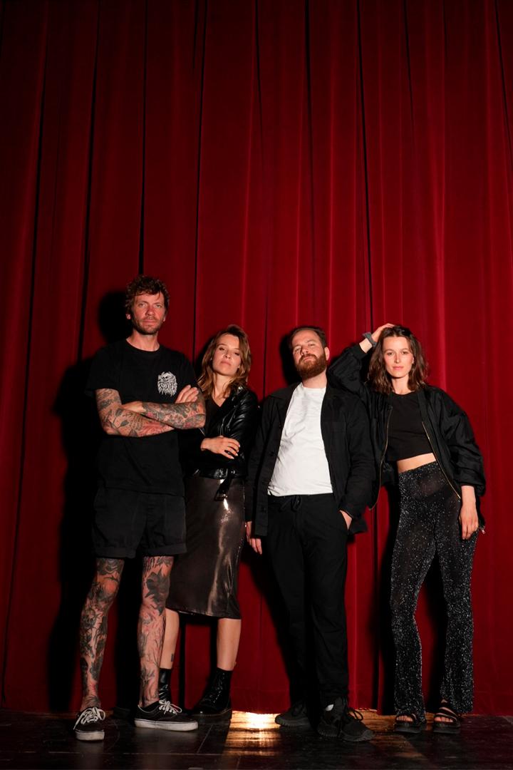 Dann gehste eben nach Parchim – Von der Leidenschaft des jungen Theaters (dann-gehste-eben-nach-parchim-von-der-leidenschaft-des-jungen-theaters) Документальный фильм