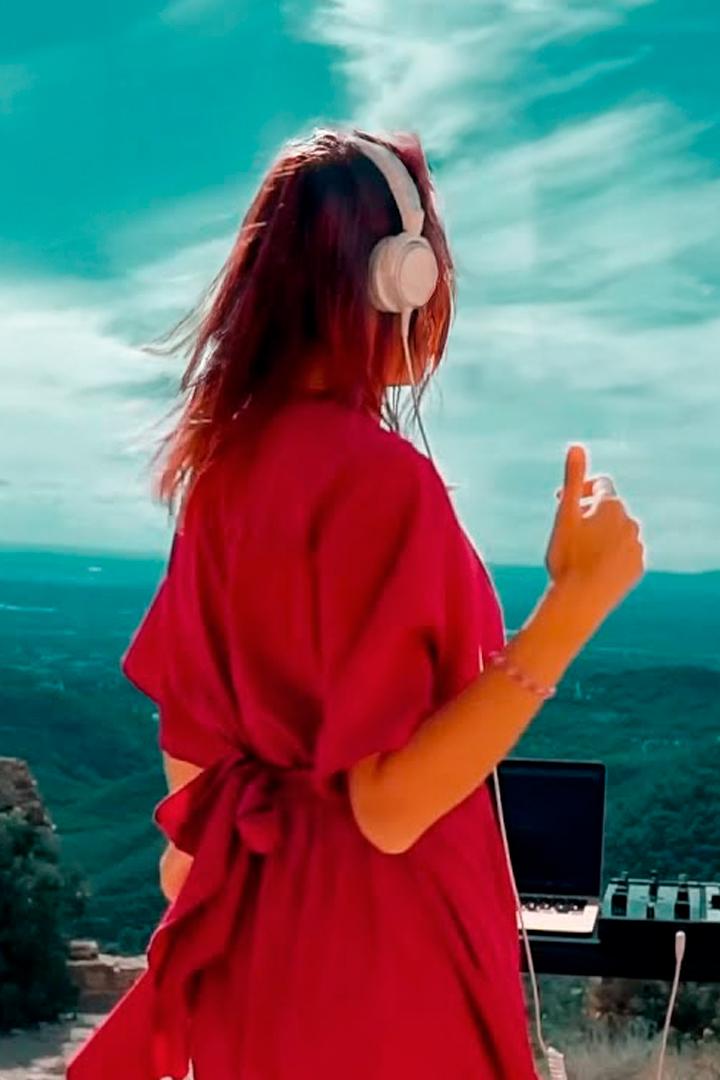 Volkova. Live Melodic House & Progressive House DJ Mix. Castell de Serra (volkova-live-melodic-house-progressive-house-dj-mix-castell-de-serra) Музыка